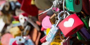 Se hizo viral el video de una joven viajó miles de kilómetros para quitar un "candado del amor". (Foto: Freepik)