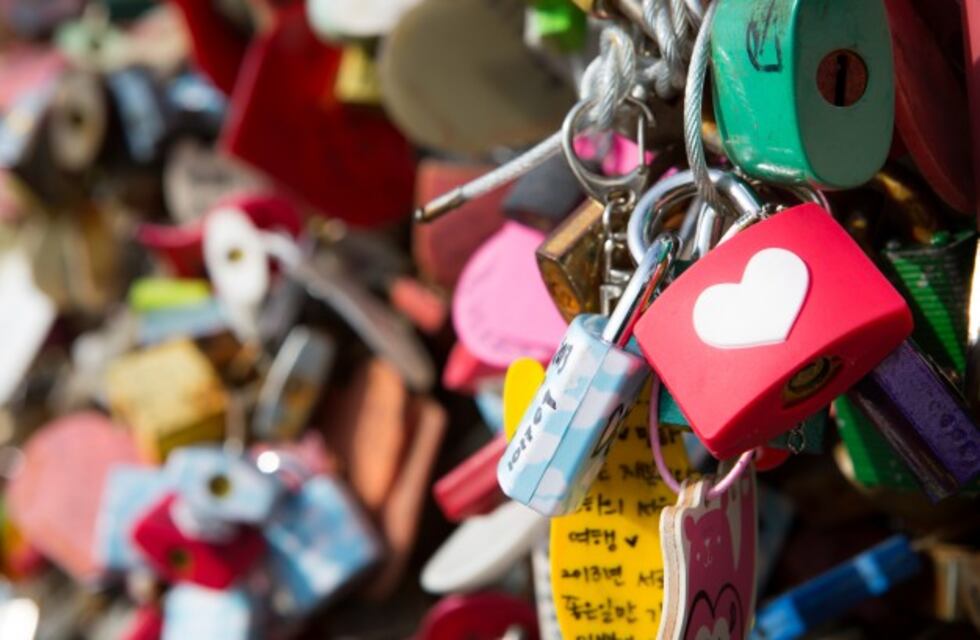 Viajó 9.500 km para romper un “candado del amor” que puso con su ex