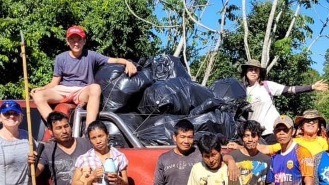Voluntarios protagonizaron una jornada de limpieza ambiental en la laguna de la selva Yryapú.
