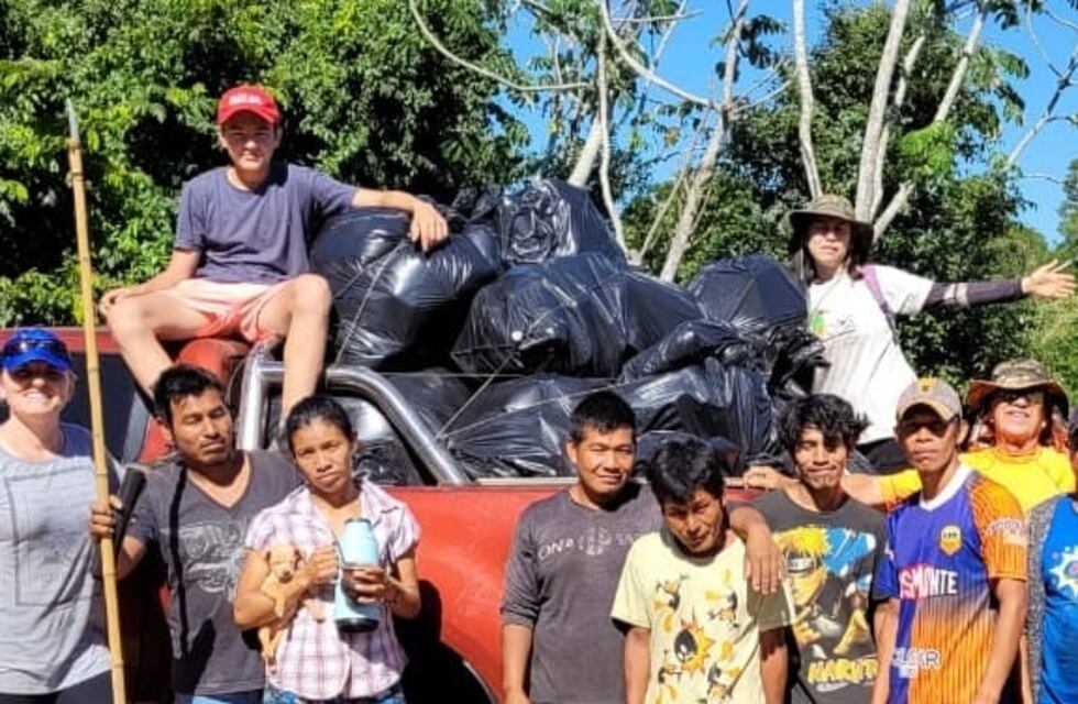 Voluntarios protagonizaron una jornada de limpieza ambiental en la laguna de la selva Yryapú