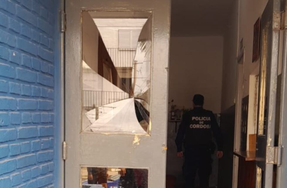 Insólito en Córdoba: entró a la comisaría, pidió que lo detengan y ante la negativa, destrozó la puerta