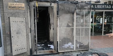 Bomberos sofocaron un incendio en la sede de Rosario Central sobre Mitre al 800 tras un ataque con piedras y bombas molotov. (@golgigli)
