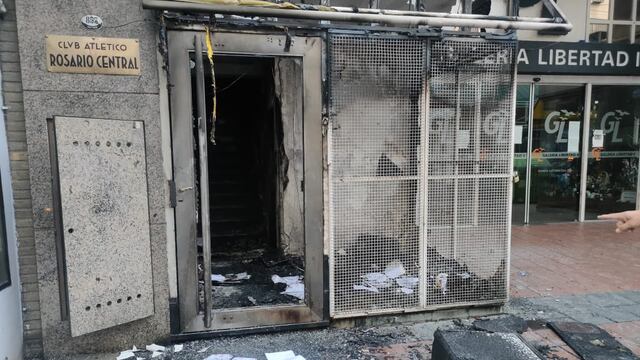 Bomberos sofocaron un incendio en la sede de Rosario Central sobre Mitre al 800 tras un ataque con piedras y bombas molotov. (@golgigli)