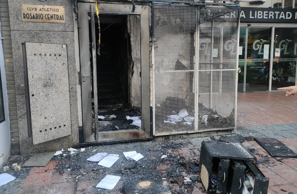 Atacaron sede céntrica de Rosario Central y la prendieron fuego con nafta