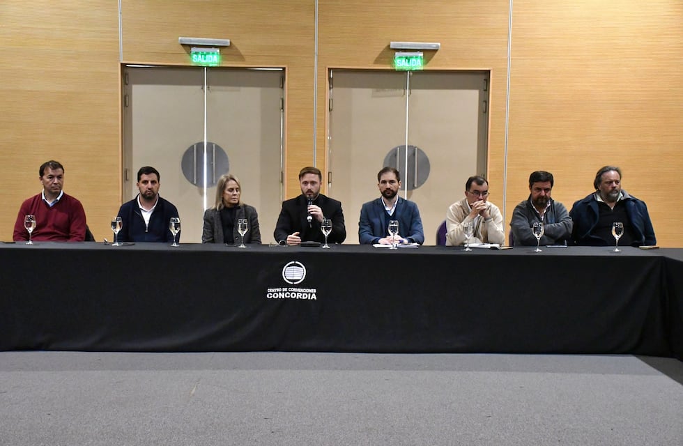 Azcué encabezó una reunión ampliada de gabinete y analizó el impacto del contexto económico en la gestión municipal