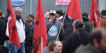 Integrantes del FOL rodearon la planta de Bagley para protestar por el aumento de precios.