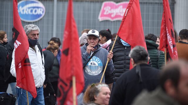 Integrantes del FOL rodearon la planta de Bagley para protestar por el aumento de precios.