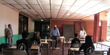 El ministro de educación de la provincia Miguel Sodoff visitando la Comercio 8  de Posadas