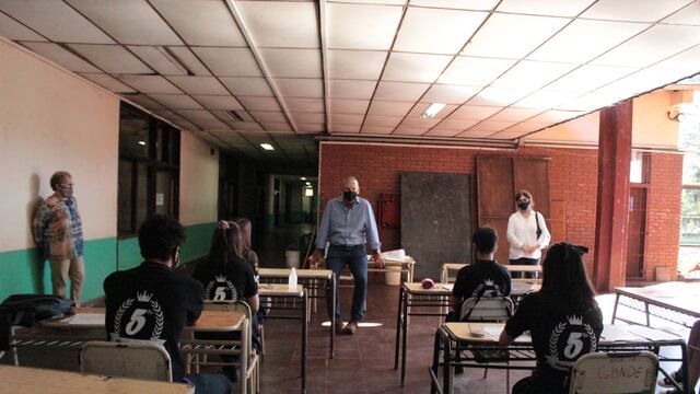 El ministro de educación de la provincia Miguel Sodoff visitando la Comercio 8  de Posadas