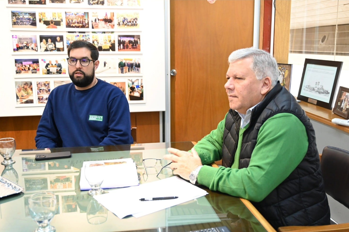 El presidente de CESPAL Miguel Fontana, entregó la documentación al Intendente Gustavo Benedetti.