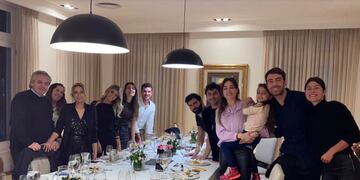 Apareció una nueva foto del cumpleaños de Fabiola en Olivos y sigue la polémica por las visitas durante la cuarentena estricta.