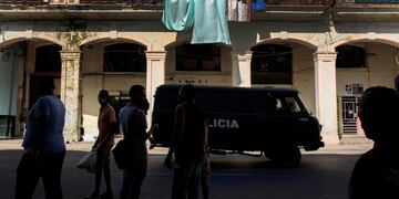 Un día después de varias manifestaciones contra el desabastecimiento, los cortes de energía y las carencias en Cuba, que terminó con contramarchas de simpatizantes del gobierno e incidentes en varios puntos del país, La Habana transitó fuertemente custodiada y con el servicio de internet móvil cortado. (AP)