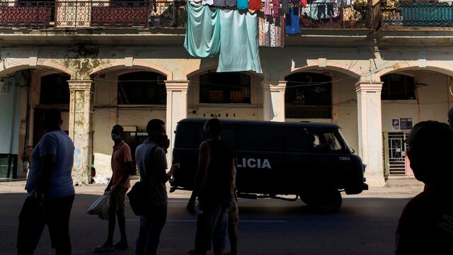 Un día después de varias manifestaciones contra el desabastecimiento, los cortes de energía y las carencias en Cuba, que terminó con contramarchas de simpatizantes del gobierno e incidentes en varios puntos del país, La Habana transitó fuertemente custodiada y con el servicio de internet móvil cortado. (AP)