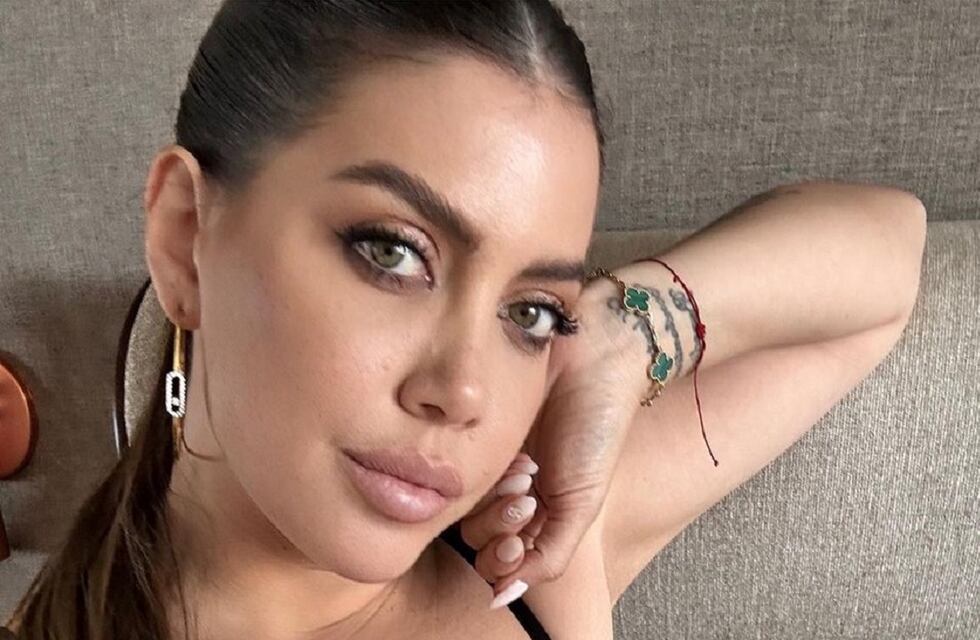 Wanda Nara posó en toalla desde la cama recién salida de la ducha y despertó suspiros en redes