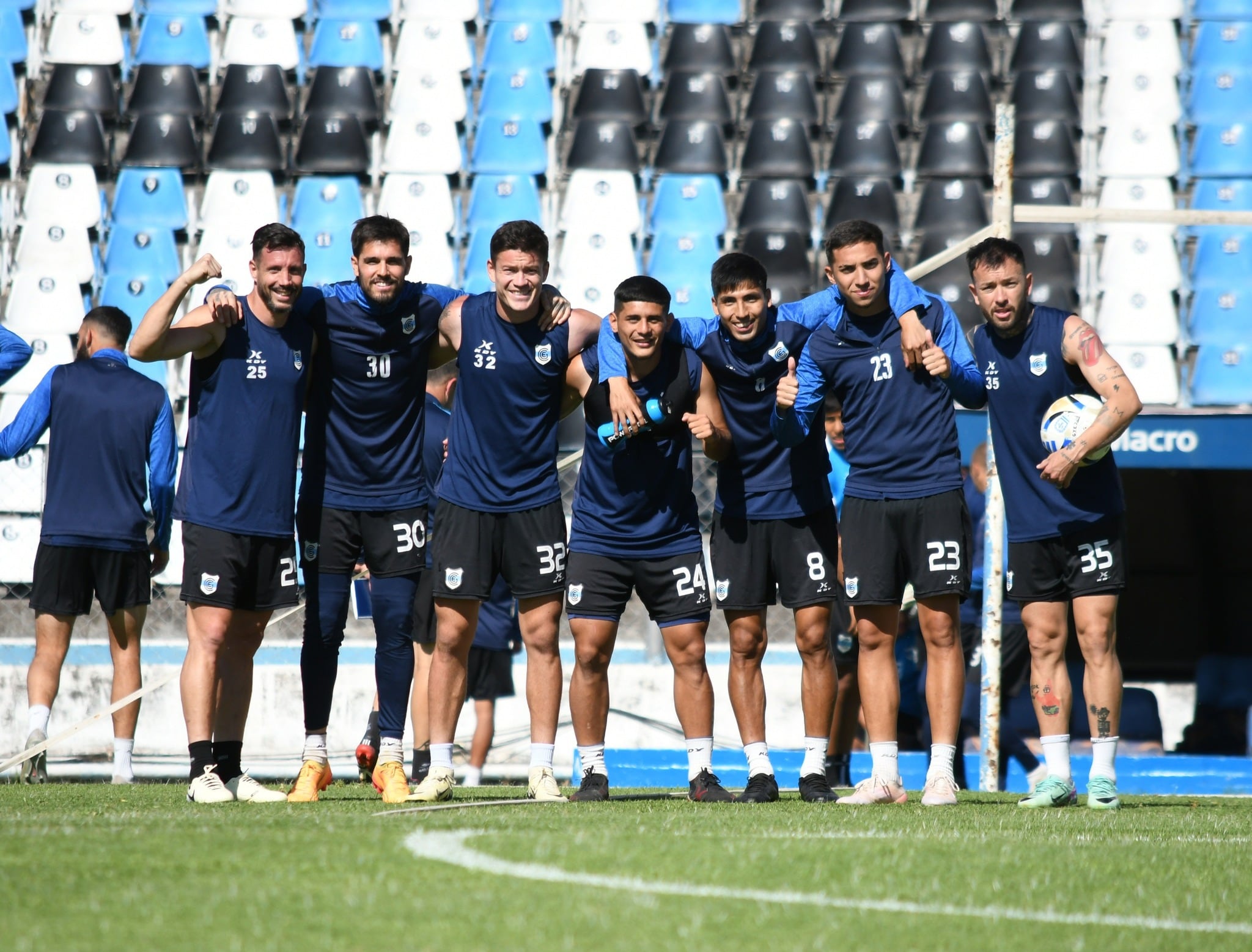 Con muchas horas de trabajo en el propio terreno de juego donde dará batalla este domingo, Gimnasia y Esgrima de Jujuy se prepara para un enfrentamiento duro con San Miguel por un lugar en la próxima fase del Reducido.
