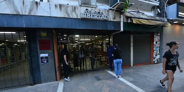 Marcha del Polo Obrero: comerciantes del Centro cierran sus puertas por temor a robos. (Javier Ferreyra)