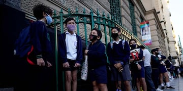 Fila de niños esperan para ingresar en una escuela en Buenos Aires. (AP)