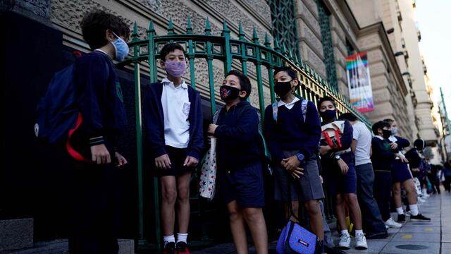 Fila de niños esperan para ingresar en una escuela en Buenos Aires. (AP)