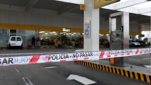 Intentaron sacar un cajero automático con cables de una estación de servicio de avenida Rancagua. (Ramiro Pereyra / La Voz)