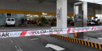 Intentaron sacar un cajero automático con cables de una estación de servicio de avenida Rancagua. (Ramiro Pereyra / La Voz)