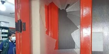 Un violento episodio se vivió el pasado domingo por la tarde en el Hospital César Aguilar, de Caucete.