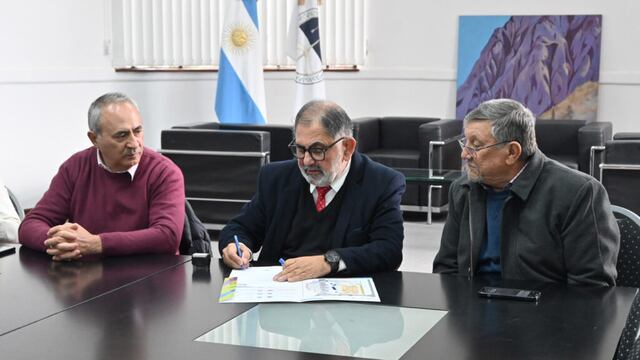 El intendente Raúl Jorge confirmó la participación de la Municipalidad de San Salvador de Jujuy en la ExpoJuy 2024, durante la visita de los directivos de la Cámara de Comercio Exterior de Jujuy, Sebastián Lucero (izq.) y Jorge Gurrieri (der.).