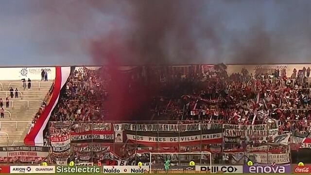 La barra de Chacarita, en La Rioja, en el partido ante Talleres, arrancó los incidentes prendiendo bengalas y tirándolas al campo de juego