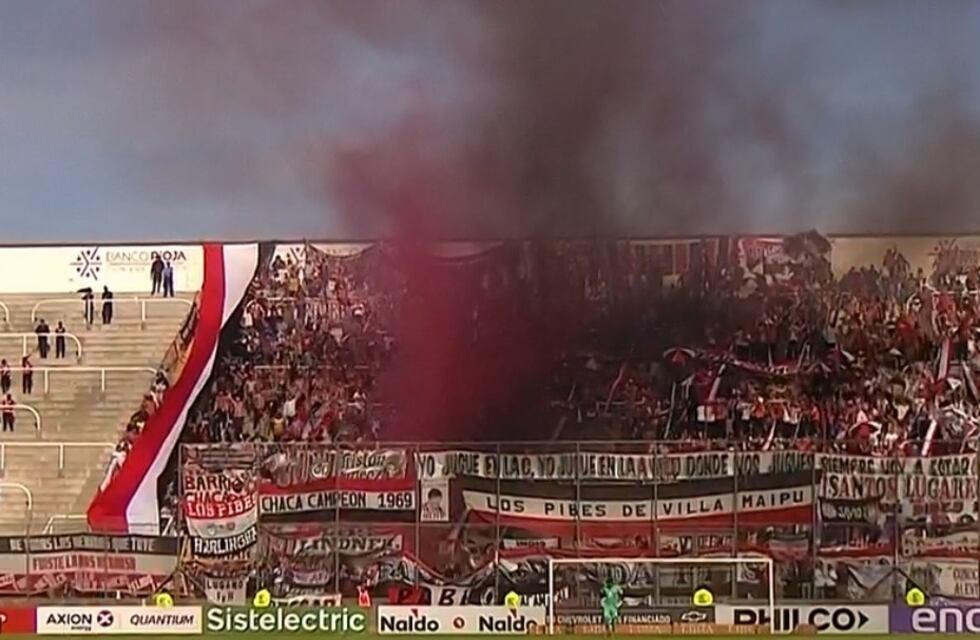 Incidentes en Talleres- Chacarita: bengalas, vallas destruidas e insultos entre las barras