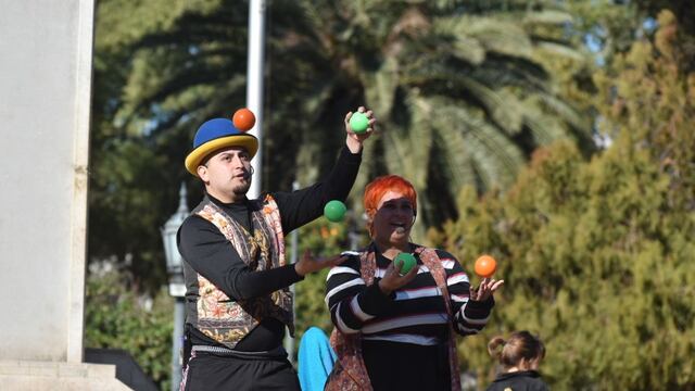 El "Grupo Jacarandá" tiene artistas circenses rafaelinos. Los podemos encontrar en las esquinas de Rafaela