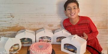 Joaquín Núñez con sus creaciones ya listas para ser entregadas. (Foto: zonales.com)