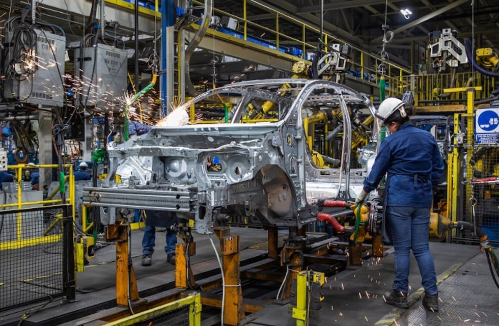 Crisis en la industria automotriz: importante empresa frena su actividad y programa suspensiones hasta diciembre