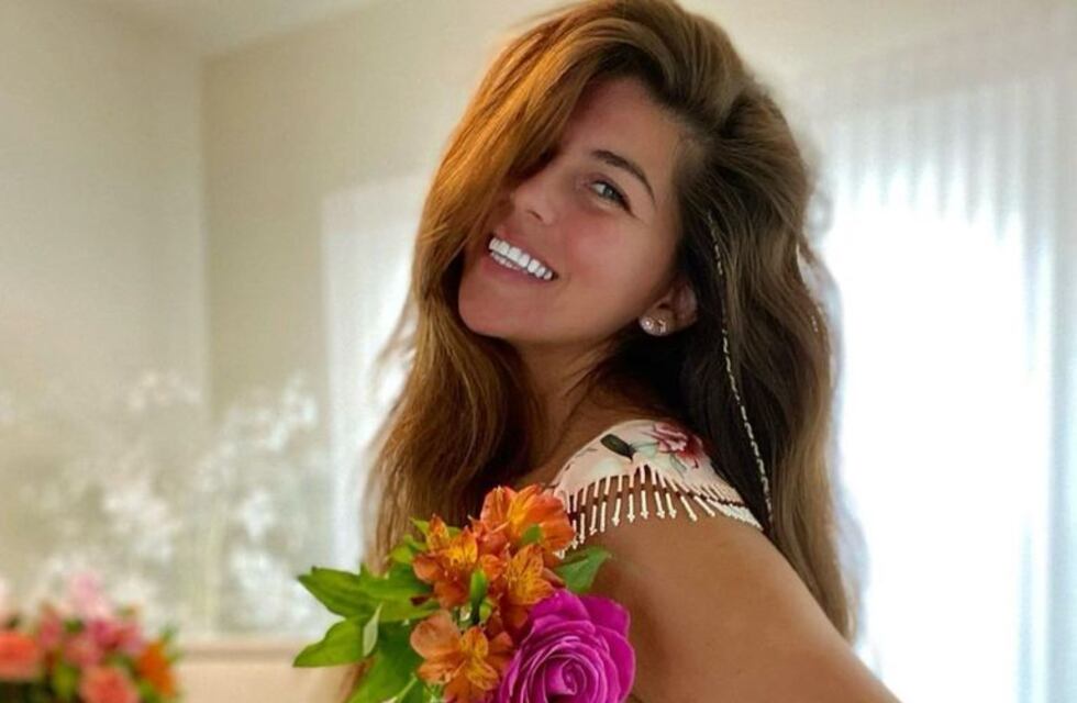 Loly Antoniale deslumbró desde la playa con una bikini azul y piluso de jean