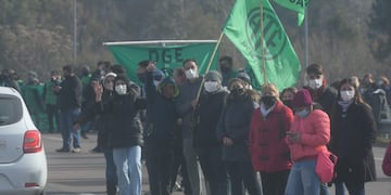 Los gremios estatales rechazaron la propuesta paritaria del Gobierno de Mendoza y cortaron el Acceso Este a la altura del Notti. Ignacio Blanco / Los Andes