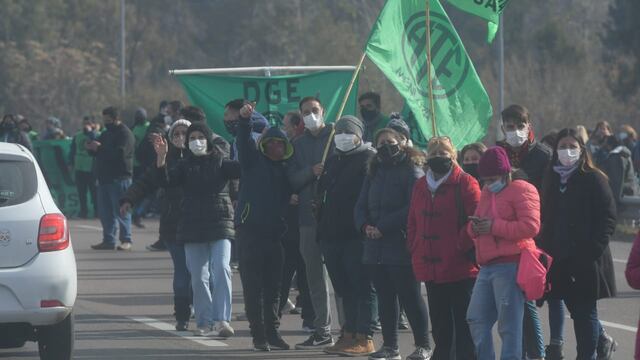 Los gremios estatales rechazaron la propuesta paritaria del Gobierno de Mendoza y cortaron el Acceso Este a la altura del Notti. Ignacio Blanco / Los Andes