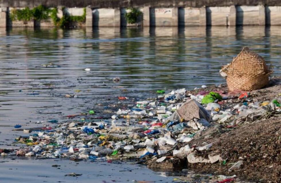 Contaminación en Villa Mercedes: vecinos denuncian que una empresa arroja desechos en las calles