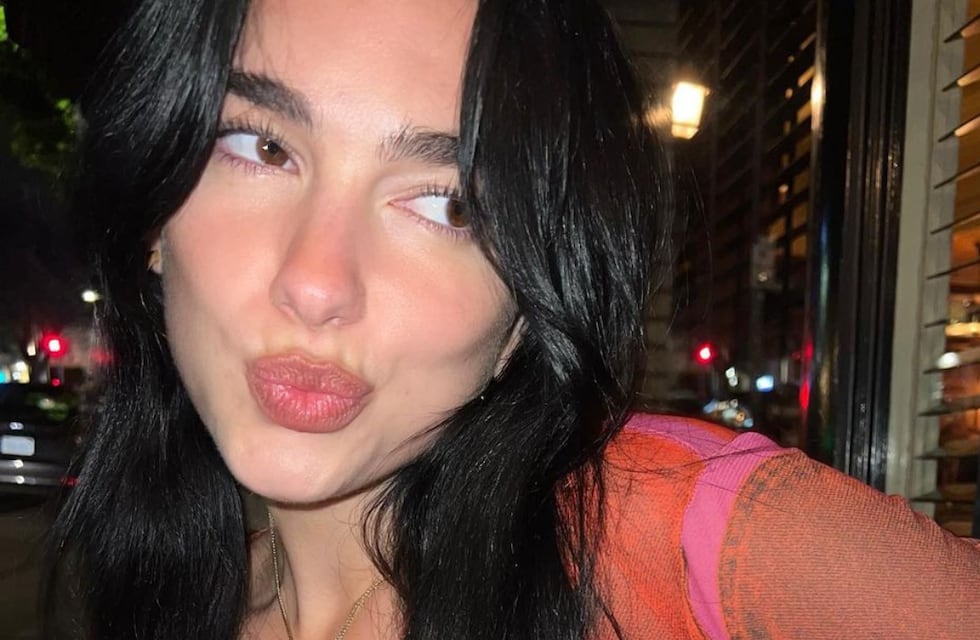 Dua Lipa modeló con un look monocromático bien trendy y cautivó a todos en redes sociales