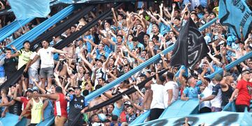 Los hinchas de Belgrano coparon el Kempes. Y quieren alentar el viernes en Santiago (La Voz).