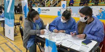 Mendoza 1 de julio de 2021 Sociedad Vacunas 
Campaña de vacunación en San Martín.
En el Polideportivo Gustavo Torito Rodríguez (San Martín) se vacunan contra el Covid 19,  a la población de más de 30 años, a trabajadores de comedores comunitarios y merenderos, además de números de turnos atrasados.
Foto: Orlando Pelichotti / Los Andes