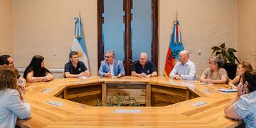 Los trabajadores de la salud, seguridad y educación recibirán aumentos salariales y nuevos beneficios este año.