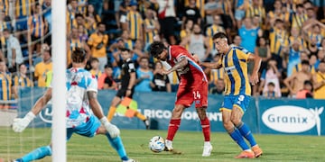 Emiliano Rigoni, volante de Belgrano, en el partido ante Rosario Central. (Prensa Belgrano)