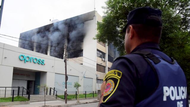 Incendio en el edificio de Apross. (José Gabriel Hernández / La Voz)