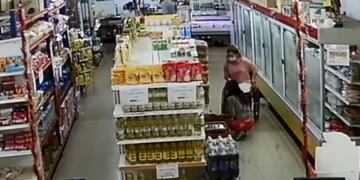 Una silla de ruedas, dos mujeres robaron en un supermercado (Captura de video).
