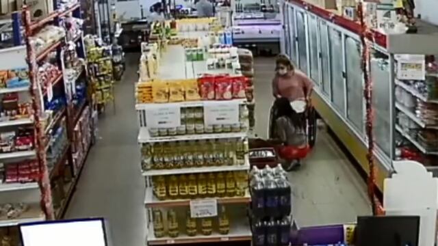 Una silla de ruedas, dos mujeres robaron en un supermercado (Captura de video).