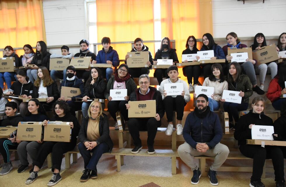 Todos los alumnos de 2° año de la secundaria de Rafaela tiene una netbook