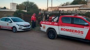 Bomberos debieron controlar el fuego en barrio Guiñazú, y encontraron a una persona sin vida (La Voz archivo).