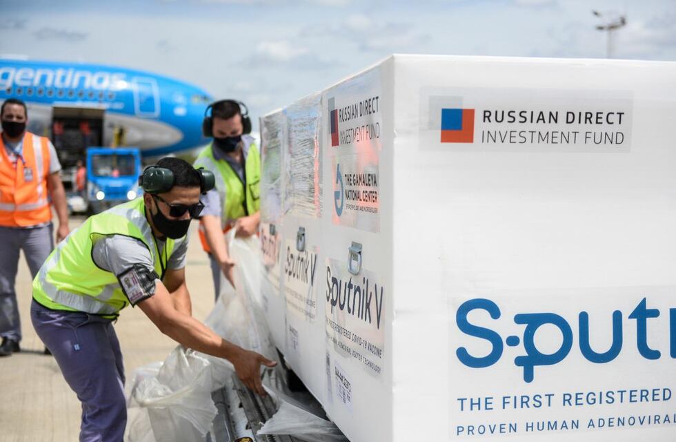 Por qué el Gobierno decidió que Aerolineas Argentinas se encarga de traer las vacunas rusas