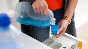 Hay una buena razón por la que existen compartimentos diferentes en la lavadora para el detergente y el suavizante. (Christin Klose/DPA)