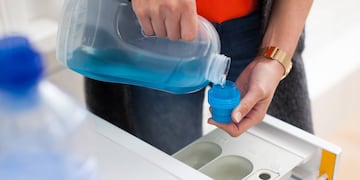 Hay una buena razón por la que existen compartimentos diferentes en la lavadora para el detergente y el suavizante. (Christin Klose/DPA)