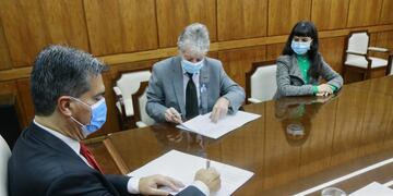 El presidente del Poder Legislativo, Hugo Sager, participó de la firma del acta acuerdo.