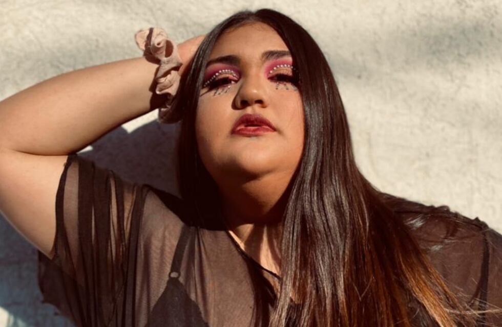 Una influencer alvearence utiliza Tik tok para fomentar el body positive